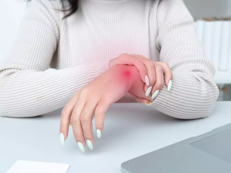 Nguyên nhân và dấu hiệu nhận biết điển hình của viêm khớp cổ tay